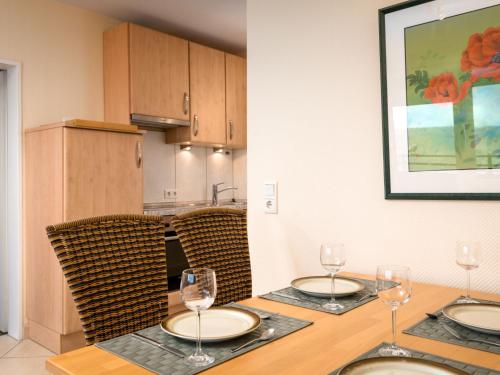 un comedor con una mesa con copas de vino en Apartment B1101 by Interhome, en Lahnstein