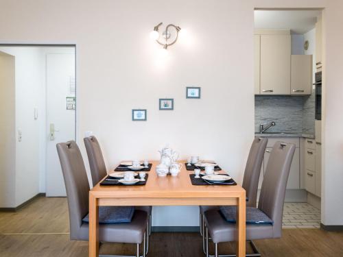 uma sala de jantar com uma mesa de madeira e cadeiras em Apartment A808 by Interhome em Lahnstein