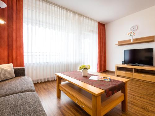 Μια τηλεόραση ή/και κέντρο ψυχαγωγίας στο Apartment A707 by Interhome