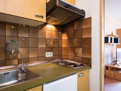 een kleine keuken met een wastafel en een fornuis bij Apartment A504 by Interhome in Lahnstein