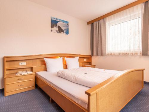 ein Hotelzimmer mit einem Bett in einem Zimmer in der Unterkunft Apartment Apart Romantica - KPL211 by Interhome in Kappl
