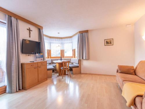 Televízia a/alebo spoločenská miestnosť v ubytovaní Apartment Apart Romantica-1 by Interhome