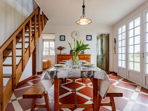 - une salle à manger avec une table et des escaliers dans l'établissement Holiday Home Les Dunes by Interhome, à Saint-Germain-sur-Ay