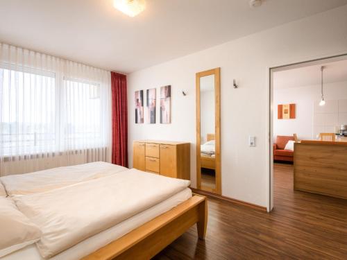 - une chambre avec un lit et un miroir dans l'établissement Apartment B1013 by Interhome, à Lahnstein