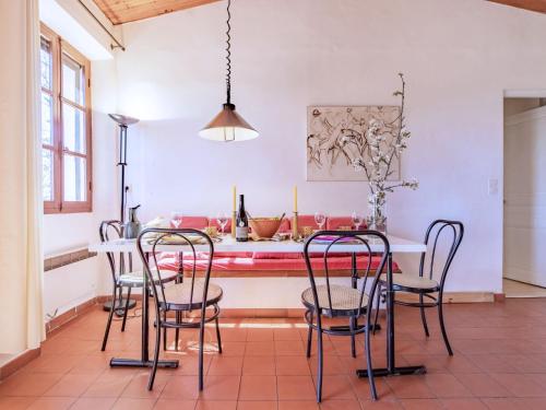 ein Esszimmer mit einem Tisch und Stühlen in der Unterkunft Holiday Home Le Prunier - ORN311 by Interhome in Oraison