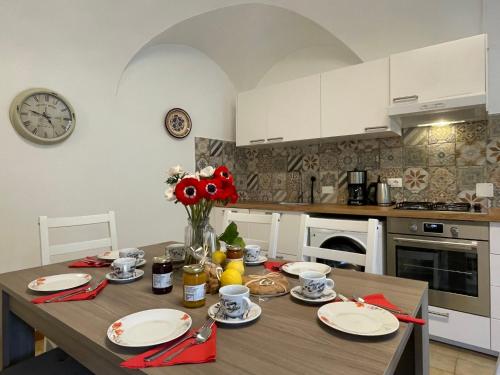 una cocina con una mesa con platos y flores. en Apartment Asplanato - DOL162 by Interhome, en Lecchiore
