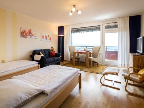ein Hotelzimmer mit zwei Betten und einem Wohnzimmer in der Unterkunft Apartment B615 by Interhome in Lahnstein