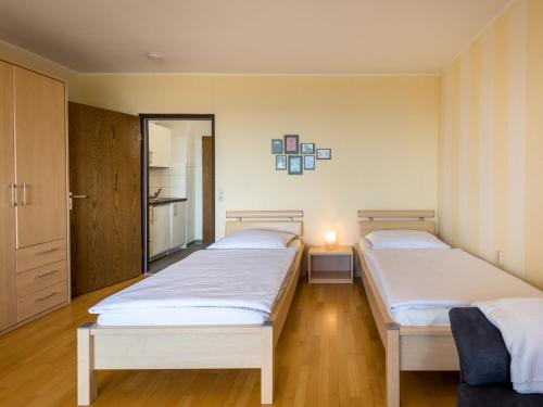 Cette chambre comprend 2 lits jumeaux. dans l'établissement Apartment B615 by Interhome, à Lahnstein
