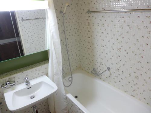 Bilik mandi di Studio Jeanne D'Arc Apt- A-8 by Interhome