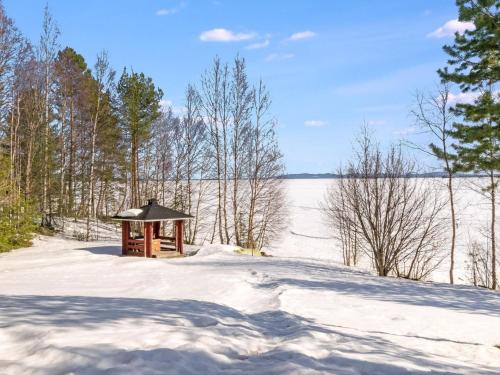 un cenador en la nieve junto a un lago en Holiday Home Suopursu by Interhome, en Pohjavaara