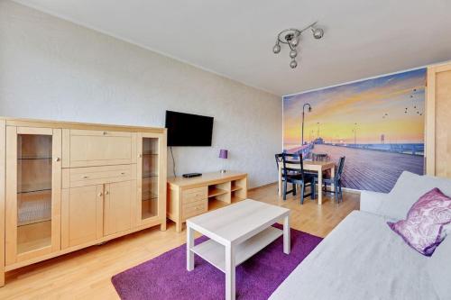 索波特的住宿－Molo Sands Sopot Apartment by Grand Apartments，客厅配有白色的沙发和桌子