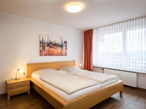 sypialnia z łóżkiem i dużym oknem w obiekcie Apartment A706 by Interhome w mieście Lahnstein
