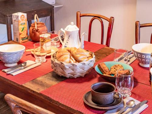 een tafel met een rode tafeldoek met eten erop bij Holiday Home L'Amandier - ORN310 by Interhome in Oraison