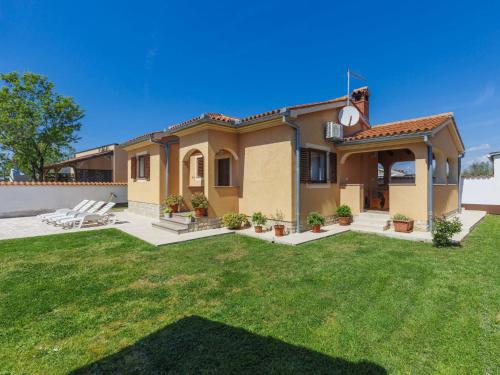 Holiday Home Nina by Interhome