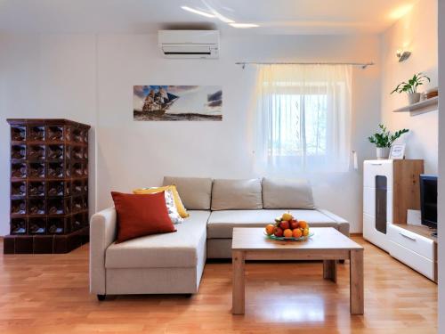 sala de estar con sofá y mesa en Holiday Home Nina - PUL507 by Interhome, en Marana