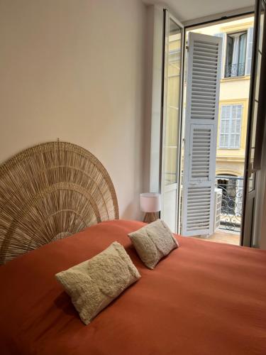 1 dormitorio con 1 cama con 2 almohadas en Charmant 3 pièces à Nice en Niza
