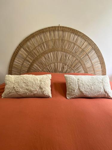 Una cama con dos almohadas encima. en Charmant 3 pièces à Nice en Niza