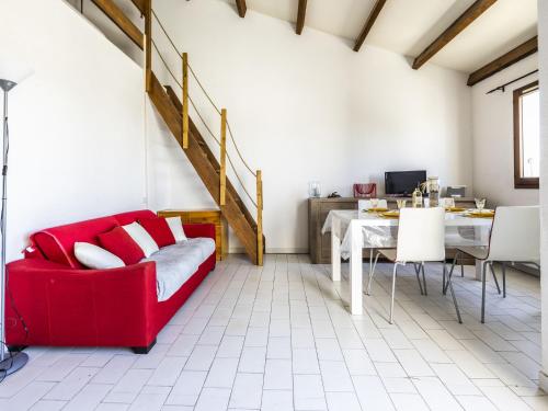 un salon avec un canapé rouge et une table dans l'établissement Apartment Les Frégates-15 by Interhome, à Saint-Cyprien