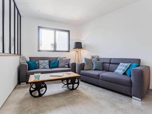 un salon avec un canapé et une table basse dans l'établissement Holiday Home Hunawihr by Interhome, à Saint-Germain-sur-Ay