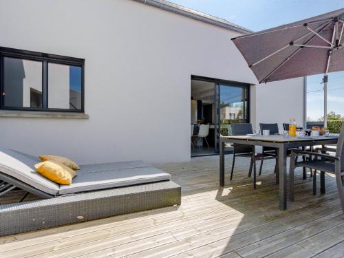 un patio avec une table, des chaises et un parasol dans l'établissement Holiday Home Hunawihr by Interhome, à Saint-Germain-sur-Ay