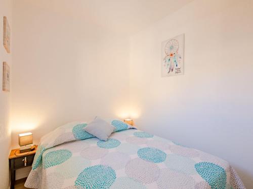 サント・マキシムにあるApartment Régina-13 by Interhomeのベッドルーム1室(ベッド1台、水玉ブランケット付)