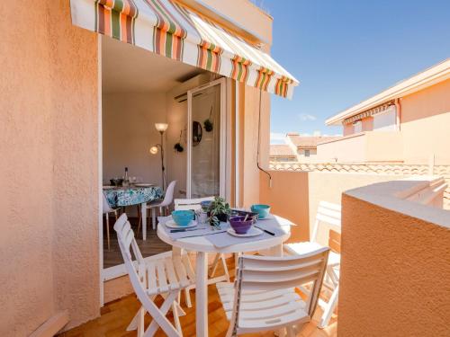 un patio avec une table et des chaises sur un balcon dans l'établissement Apartment Régina-13 by Interhome, à Sainte-Maxime