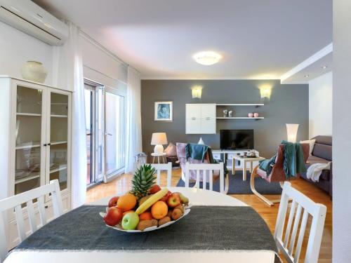 Makanan di atau berdekatan apartmen