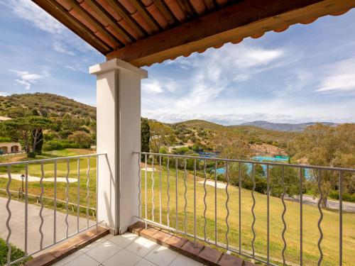 un balcon avec vue sur les montagnes dans l'établissement Apartment L'Esquinade - H2 312 by Interhome, à Agay