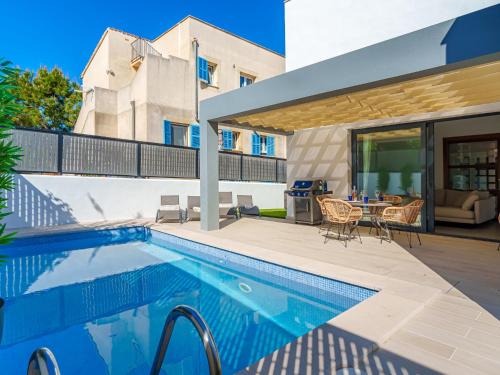 - une piscine dans l'arrière-cour d'une maison dans l'établissement Villa Can Aruna by Interhome, à Colònia de Sant Pere