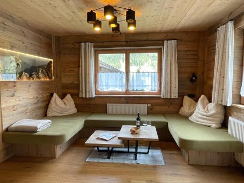 sala de estar con sofás verdes y mesa en Apartment Eberharter - ZAZ692 by Interhome, en Aschau