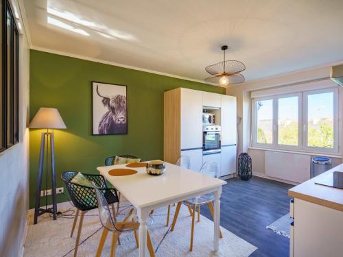 une cuisine et un salon avec une table et des chaises dans l'établissement Apartment Ty Ael by Interhome, au Guilvinec
