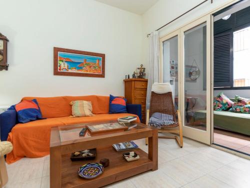 uma sala de estar com um sofá e uma mesa em Apartment Pomeres by Interhome em Tossa de Mar