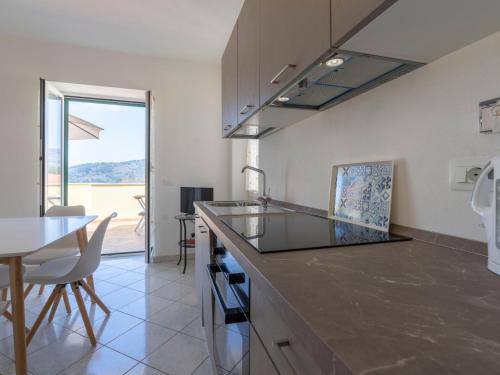 kuchnia z blatem i stołem oraz jadalnia w obiekcie Apartment Rosmarino by Interhome w mieście Chiappa