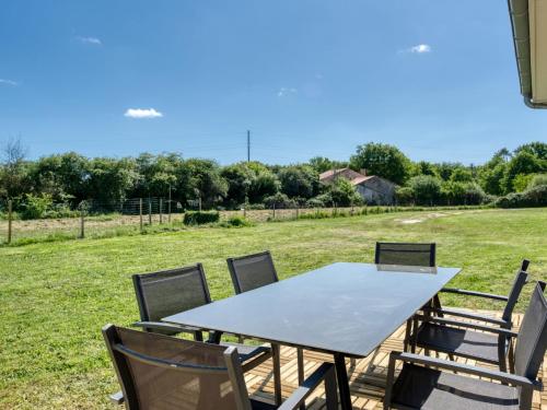 einen Tisch und Stühle mit Blick auf ein Feld in der Unterkunft Holiday Home Capucine de Tracanet by Interhome in Gaillan-en-Médoc