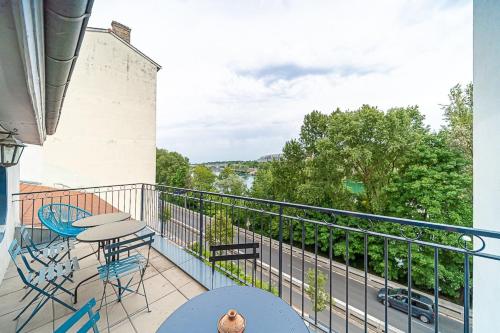 a balcony with a table and chairs and a view at Lyon Cité-Le Rooftop-10 pers-balcon-Caluire in Caluire-et-Cuire