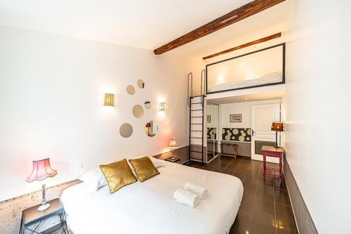 een slaapkamer met een wit bed en een groot raam bij Lyon Cité-Le Rooftop-10 pers-balcon-Caluire in Caluire-et-Cuire