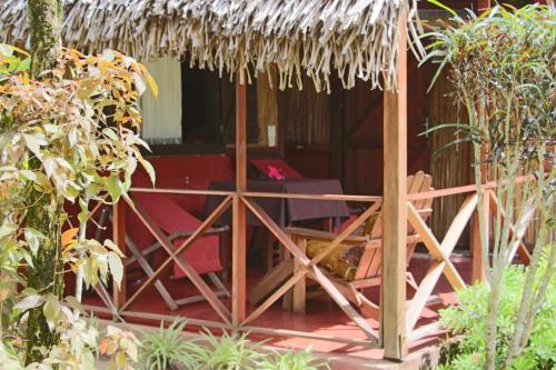 Taman di luar Chez Nath