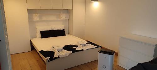 a small room with a bed with towels on it at Fazenda Apartments - Apartment 1 in Lajes das Flores