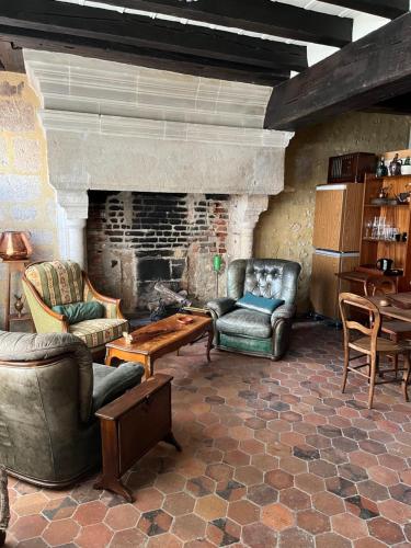 - un salon avec des chaises et une cheminée dans l'établissement Maison des Acrobates, à Blois