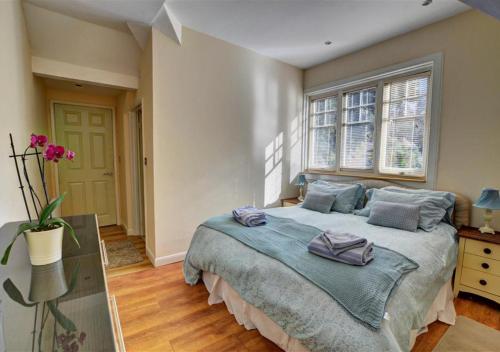 Un dormitorio con una cama grande y una ventana. en Aberlyn, en Lynmouth