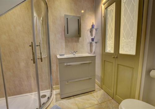 Un baño con ducha, lavabo e inodoro. en Aberlyn, en Lynmouth