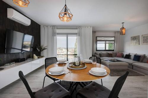 3 Bedroom Semi Detached Villa with Stunning Views!