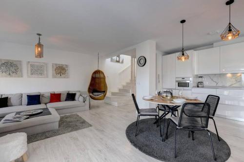 3 Bedroom Semi Detached Villa with Stunning Views!