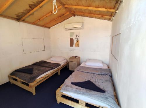 Postel nebo postele na pokoji v ubytování New Droub Camp
