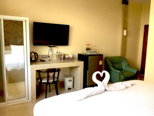 een hotelkamer met een bed met een hart erop bij Say Rose Homestay 