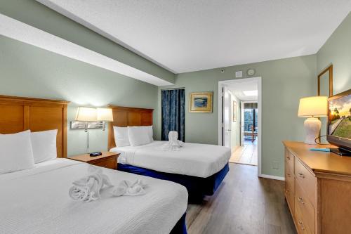 um quarto de hotel com duas camas e uma televisão em Bright atmosphere Oceanfront Breakers Sailfish em Myrtle Beach