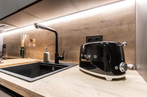 a toaster sitting on top of a kitchen counter at Exclusive Apartments Barcelona 4 personas G Humet in Terrassa