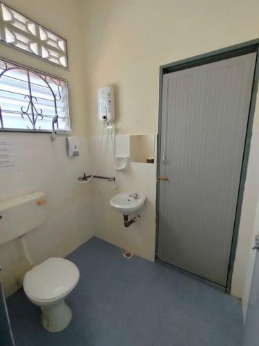 ein Bad mit einem WC und einem Waschbecken in der Unterkunft 88 Homestay Teluk Intan 5 minutes to Leaning Tower in Teluk Intan