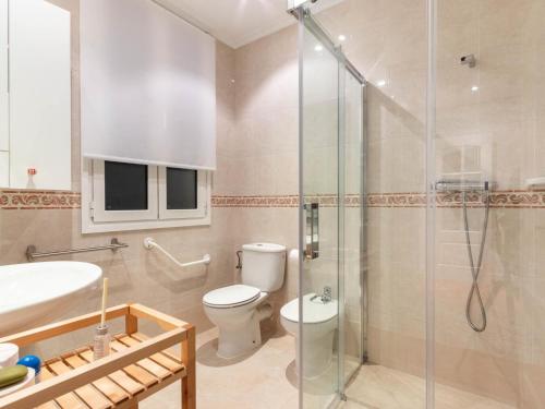 Un baño con inodoro y ducha de cristal. en Indautxu Center by Next Stop Bilbao, en Bilbao