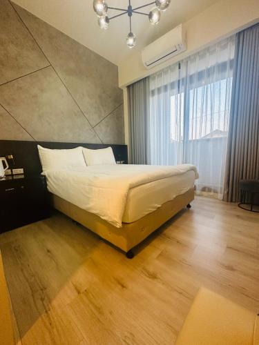 a bedroom with a bed and a large window at 北緯23點5度民宿-車位可預訂 in Hualien City